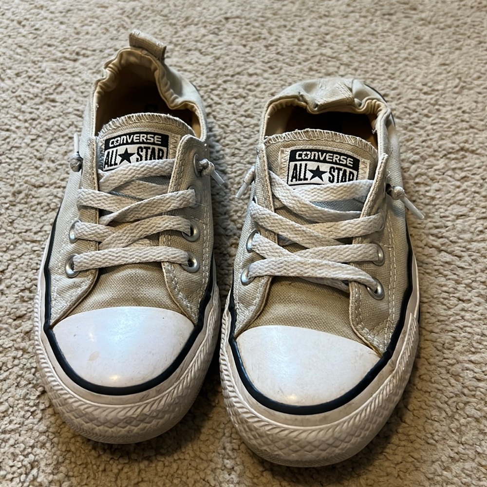Beige/grey Converse with a scrunched back